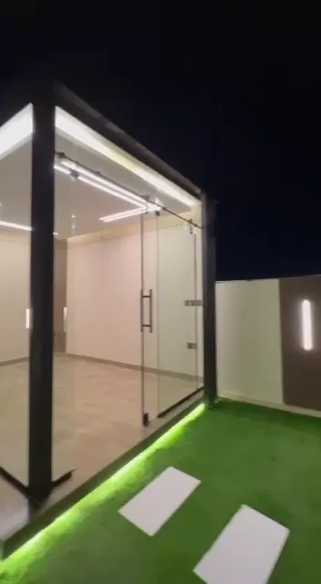 فيديو غرف زجاجية من أعمال الحيتان