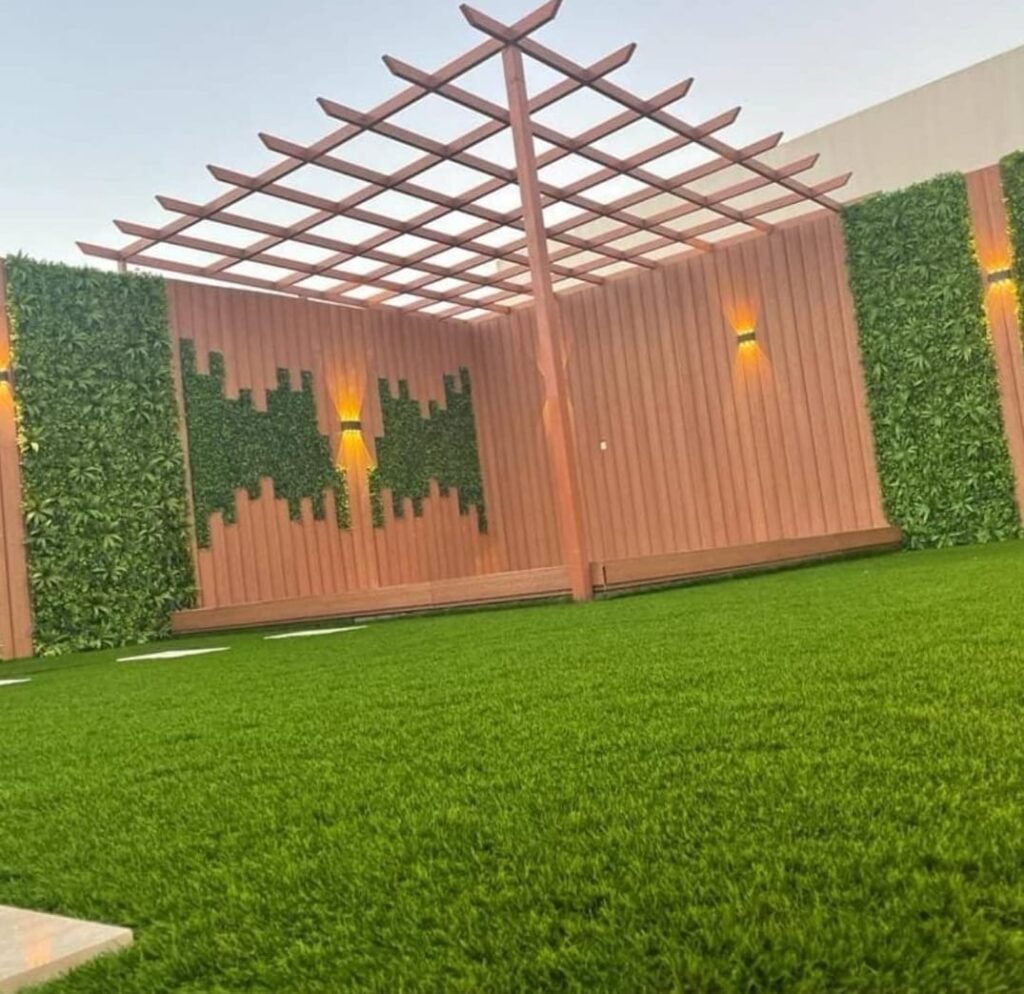 صورة تصميم حديقة بالعشب الصناعي وبديل الخشب