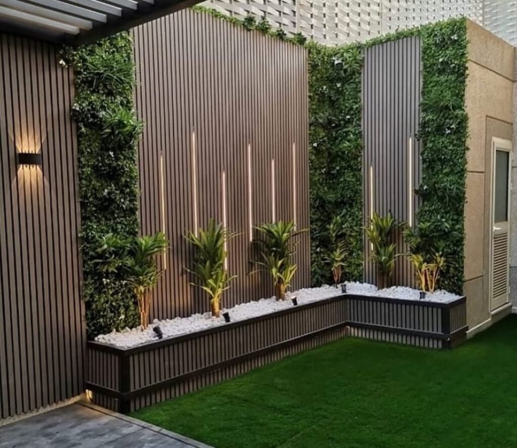 عشب صناعي في حديقة منزل بالرياض